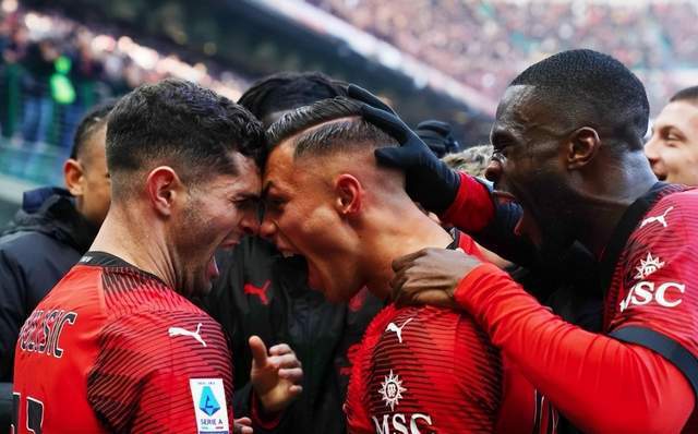 包含精致战术：足球比赛现场技战术交锋的词条